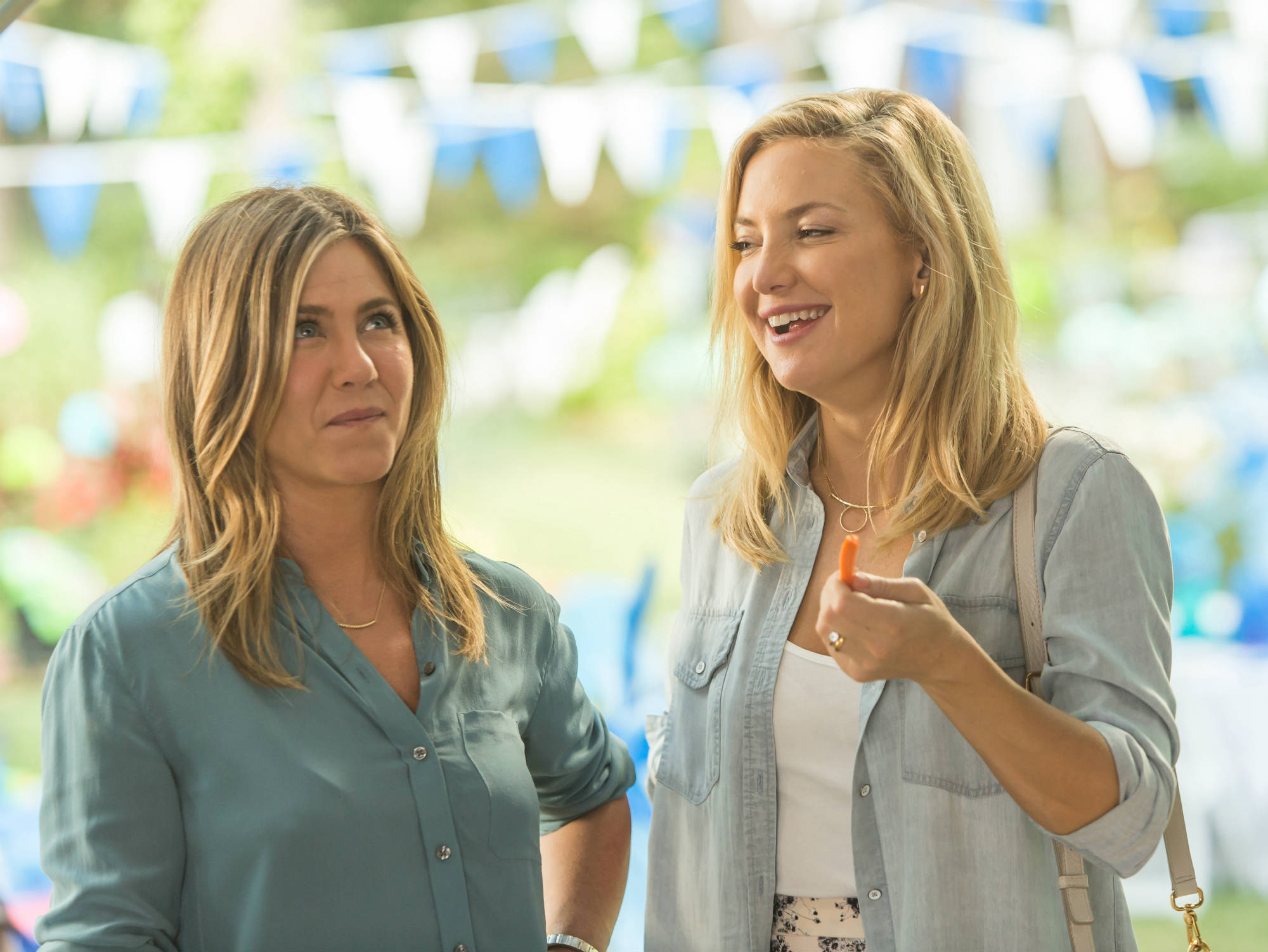 Jennifer Aniston (Sandy), Kate Hudson (Jesse)  Stillbildsfoto: Ron Batzdorff  © 2016 Mothers Movie LLC. All Rights Reserved.